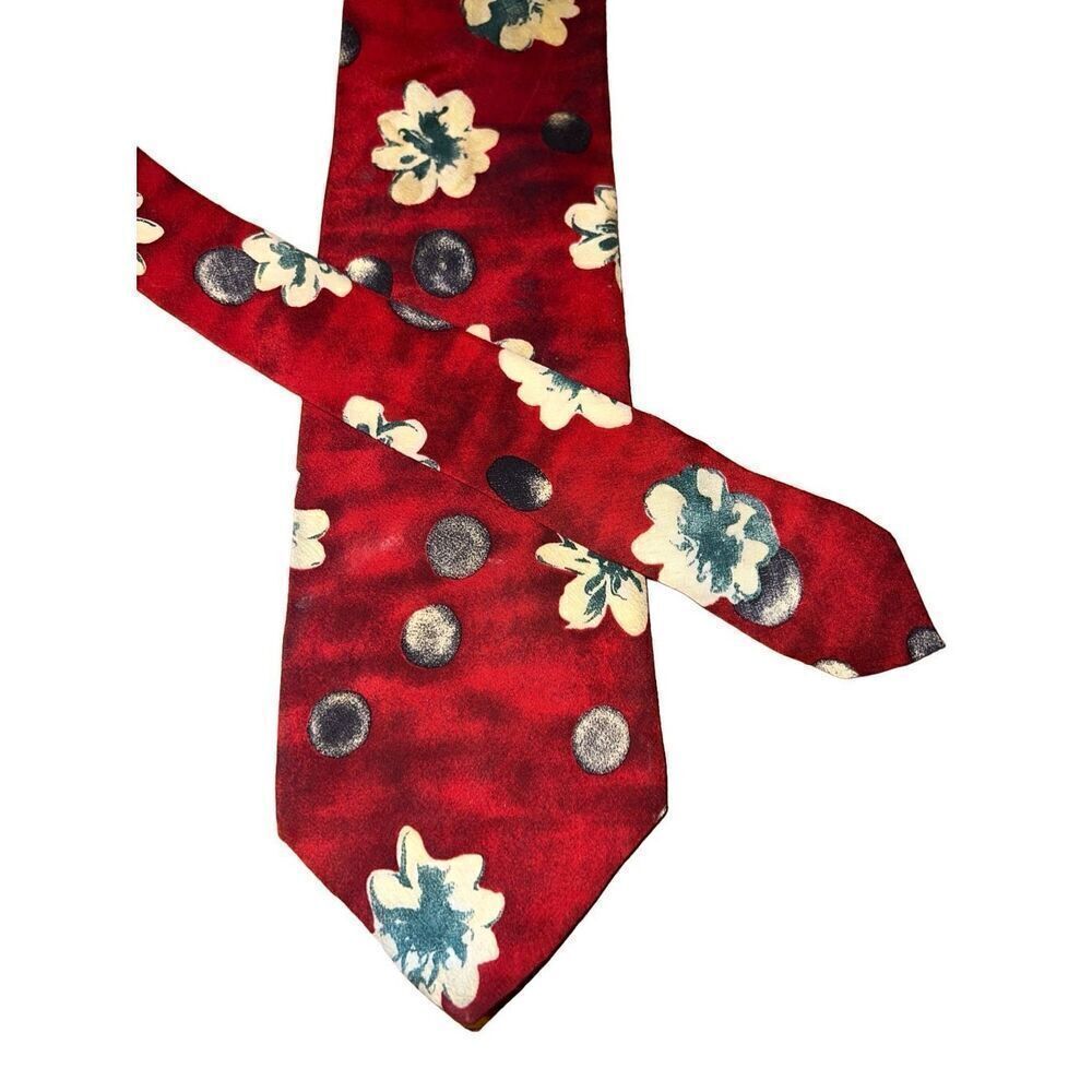 Hugo Boss Red Flower Print Made in Italy Neck Tie